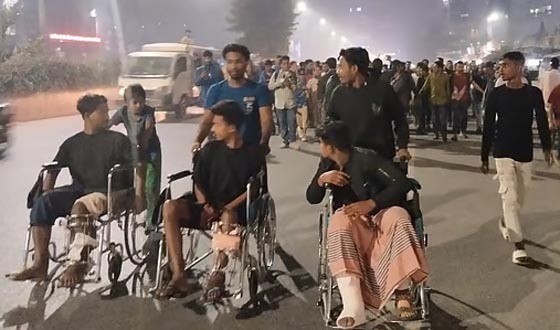 সড়ক ছেড়ে প্রধান উপদেষ্টার বাসভবনের দিকে যাচ্ছেন গণ-অভ্যুত্থানে আহতরা
