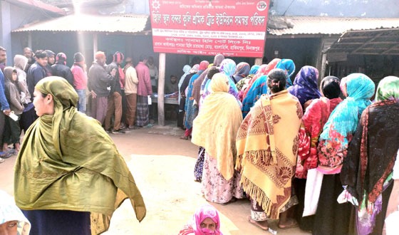 হিলিতে ওএমএসির স্বল্প মূল্য চাল কিনত পেরে খুশি নিন্ম আয়ের মানুষ