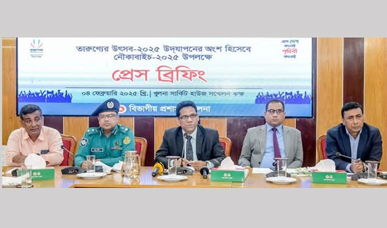 খুলনার রূপসা নদীতে নৌকা বাইচ প্রতিযোগিতা