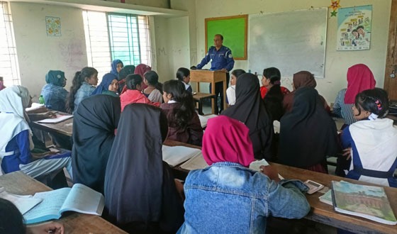 মাদক, সন্ত্রাস ও বাল্যবিবাহ প্রতিরোধে বিদ্যালয়ে ক্লাস নিলেন থানার ওসি