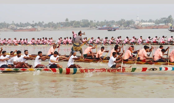 রূপসা নদীতে নৌকা বাইচ অনুষ্ঠিত