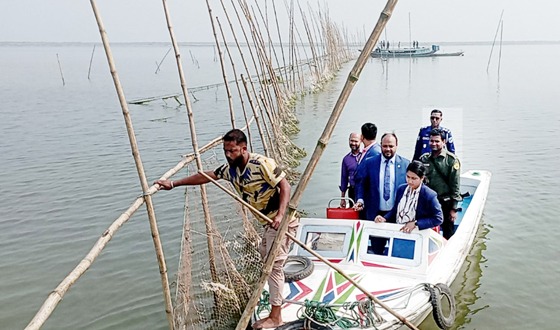 পদ্মায় বাশের বেড়া অপসারন করলো প্রশাসন