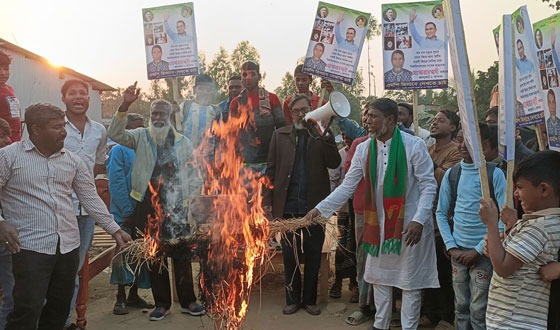 ক্ষেতলালে শেখ হাসিনার বিচারের দাবীতে মিছিল ও কুশপুত্তলিকা দাহ