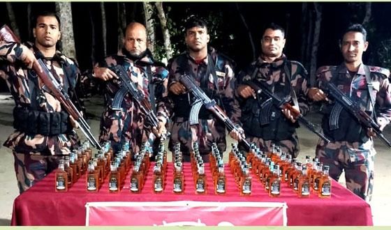 মহেশপুর সীমান্তে মদ-ফেনসিডিলসহ ১২ বাংলাদেশিকে আটক