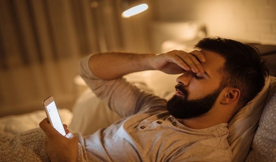 স্মার্টফোনের অতিরিক্ত ব্যবহারে হারাতে পারেন পুরুষত্ব!