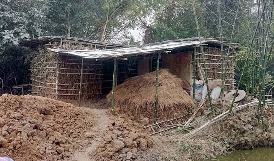 সাপাহারে আদালতের নির্দেশ অমান্য করে বাড়ি নির্মান