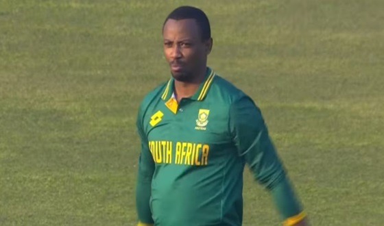 ফিল্ডিং করতে মাঠে নামলেন প্রোটিয়া কোচ!