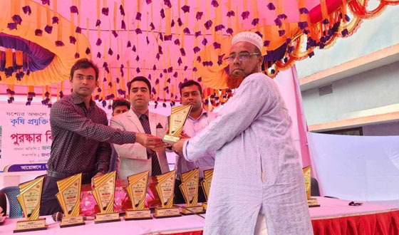 কালীগঞ্জে কৃষি প্রযুক্তি মেলায় পুরস্কার বিতরনী