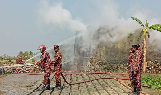 কাউখালীতে অবৈধ ইটের পাঁজা বিনষ্ট করলেন উপজেলা প্রশাসন