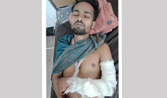 বরিশালে ব্যবসায়ীকে কুপিয়ে মালামাল লুট