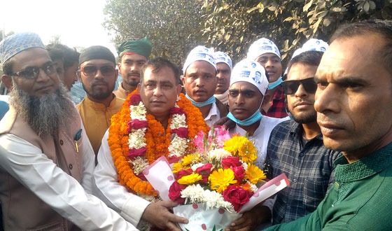 প্রবাসী বিএনপি নেতাকে ফুল দিয়ে বরণ করলেন বাজিতপুর বাসী