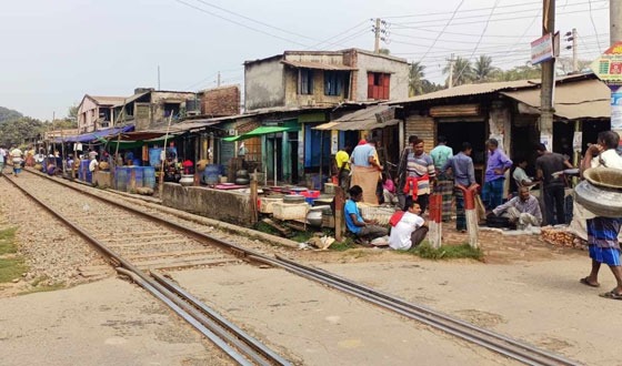 কালীগঞ্জে রেল লাইনের উপর ঝুঁকিপূর্ণ মাছ বাজার