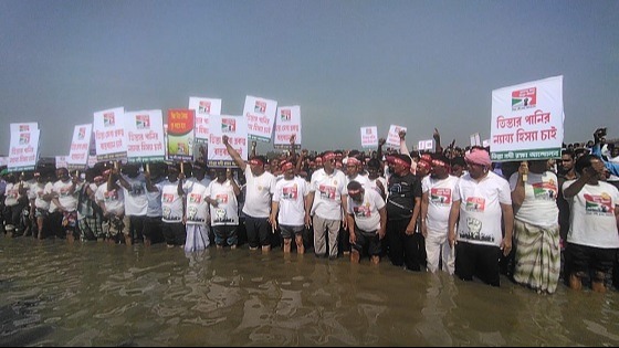 মৃত প্রায় তিস্তার হাঁটু পানিতে নেমে প্লাকার্ড প্রদর্শন