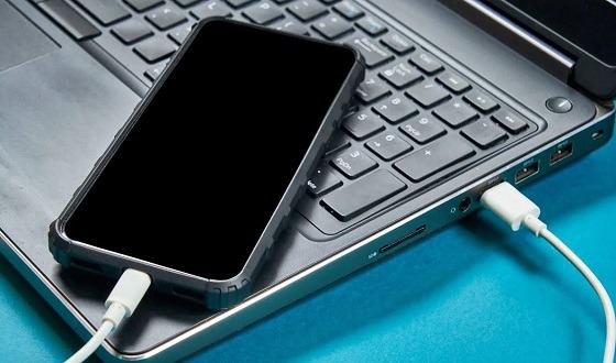 ফোন চার্জ দিতে কম্পিউটার ব্যবহার করে যে বিপদ ডেকে আনছেন