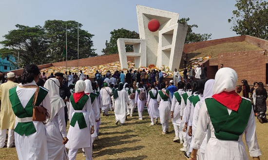 সিলেটে একুশের শ্রদ্ধা: রাত থেকে দিনভর ভালোবাসায় ভাসল শহীদ মিনার