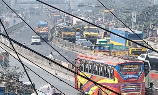 ছুটির দিনে ঢাকা-চট্টগ্রাম মহাসড়কে তীব্র যানজট, দুর্ভোগে যাত্রীরা
