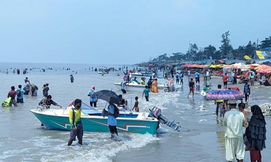 মৌসুমের শেষ সময়ে লাখো পর্যটকের পদচারনায় মুখরিত কুয়াকাটা