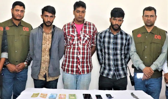 চলন্ত বাসে ডাকাতি ও নারীর শ্লীলতাহানির মামলায় গ্রেপ্তার ৩