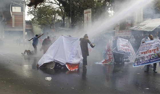 আউটসোর্সিং কর্মীদের অবরোধে পুলিশের জলকামান-সাউন্ড গ্রেনেড নিক্ষেপ