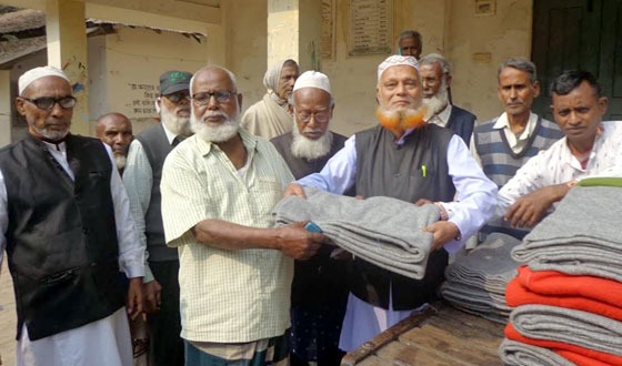 ফুলবাড়ীতে বীর মুক্তিযোদ্ধাদের মাঝে শীতবস্ত্র বিতরণ