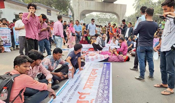 জাতীয় প্রেস ক্লাবের সামনে আউটসোর্সিং কর্মীদের সড়ক অবরোধ