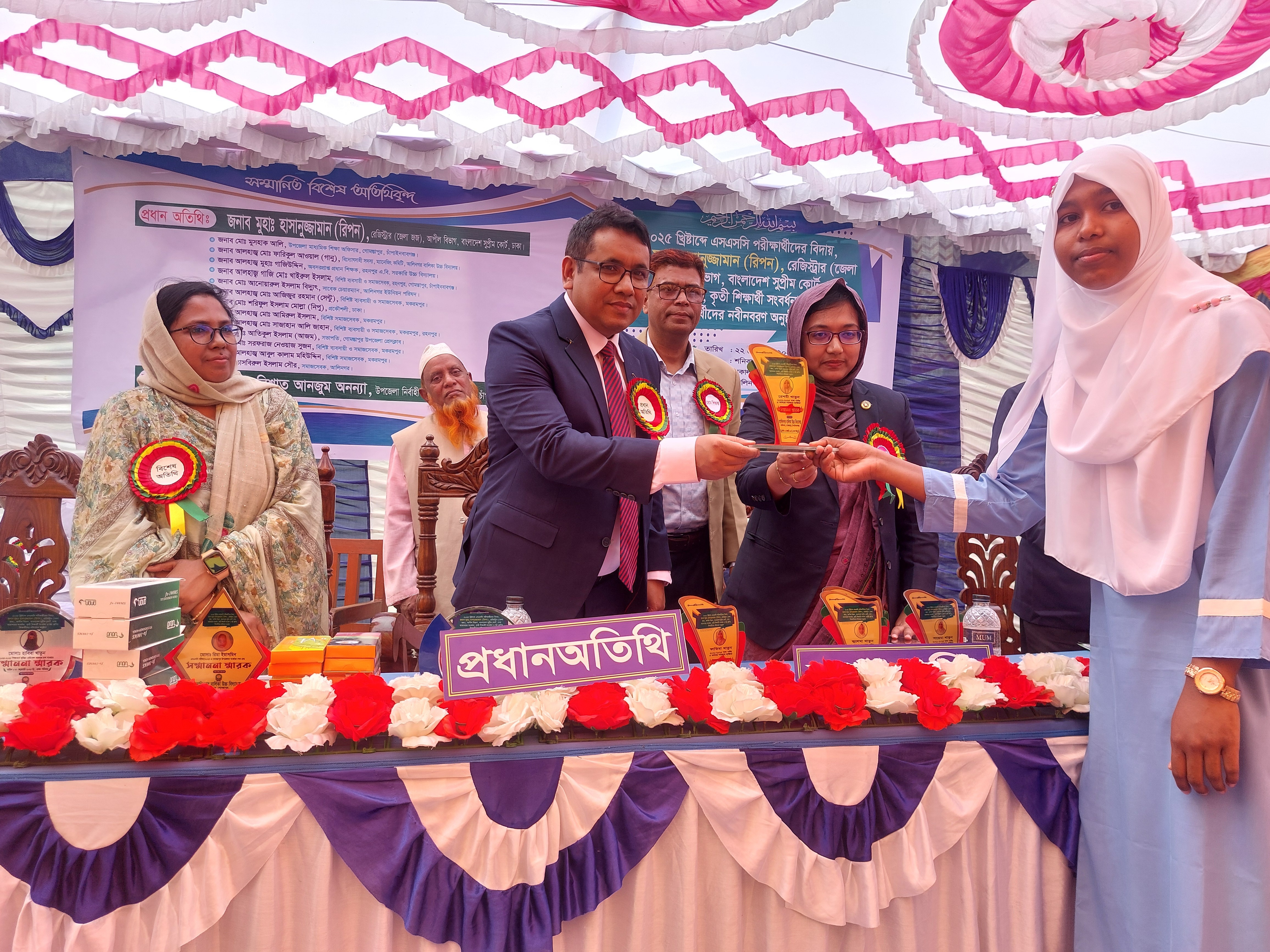 গোমস্তাপুরে এসএসসি পরীক্ষার্থীদের বিদায় ও কৃতি শিক্ষার্থীদের সংবর্ধনা