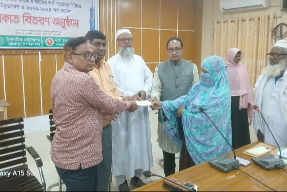 গোমস্তাপুরে যাকাতের চেক বিতরণ