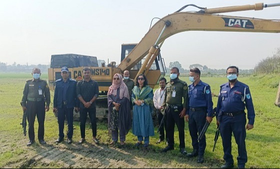 অবৈধভাবে মাটি কাটায় এক্সকাভেটর জব্দ