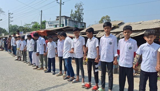 হাজীগঞ্জে স্পীড ব্রেকারের দাবিতে মানববন্ধন