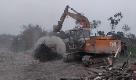 নীলফামারীতে কয়লা তৈরির কারখানা গুঁড়িয়ে দিল পরিবেশ অধিদপ্তর