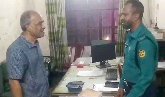 ভোরে পুলিশের টহল কার্যক্রম পরিদর্শনে স্বরাষ্ট্র উপদেষ্টা