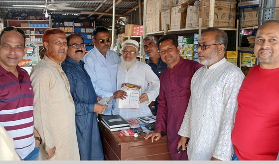 রমজানে নিত্যপণ্যের মুল্য স্বাভাবিক রাখতে ব্যবসায়ীদের লিফলেট বিতরণ