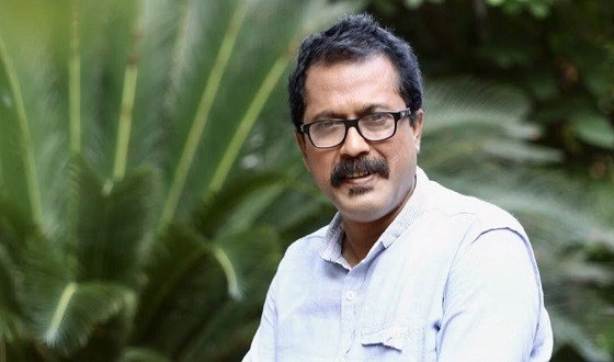 ফারুকের অটোগ্রাফ নিতে গায়ের শার্ট খুললো ভক্ত!