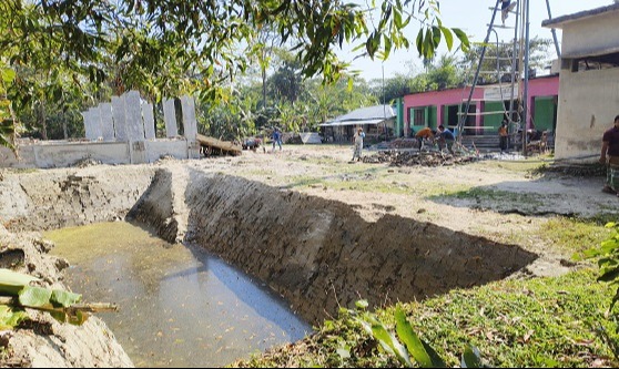 প্রধান শিক্ষকের বিরুদ্ধে স্কুলের মাটি বিক্রির অভিযোগ