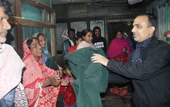 শীতার্তদের শীতবস্ত্র বিতরণ করলেন জেলা প্রশাসক