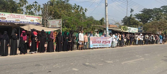 প্রকৌশলী গৌতম চৌধুরীর শাস্তির দাবিতে মানববন্ধন