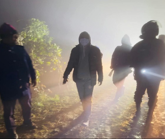 ম্যাজিস্ট্রেট দেখে স্কেভেটর রেখে পালালো মাটি দস্যুরা