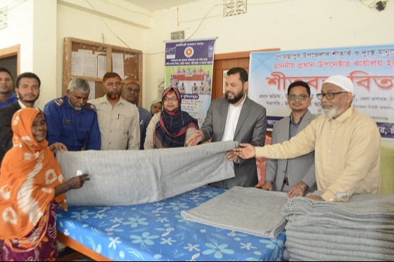 গোমস্তাপুরে শীতবস্ত্র বিতরণসহ বিভিন্ন কার্যালয় পরিদর্শনে জেলা প্রশাসক