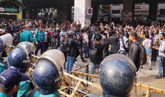 শিক্ষার্থীদের সঙ্গে পুলিশের  ধাওয়া-পাল্টা ধাওয়া, ফাঁকা গুলি