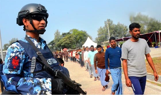 ভারতীয়দের ছাড়াতেই বাংলাদেশিদের ধরা হয়েছিল
