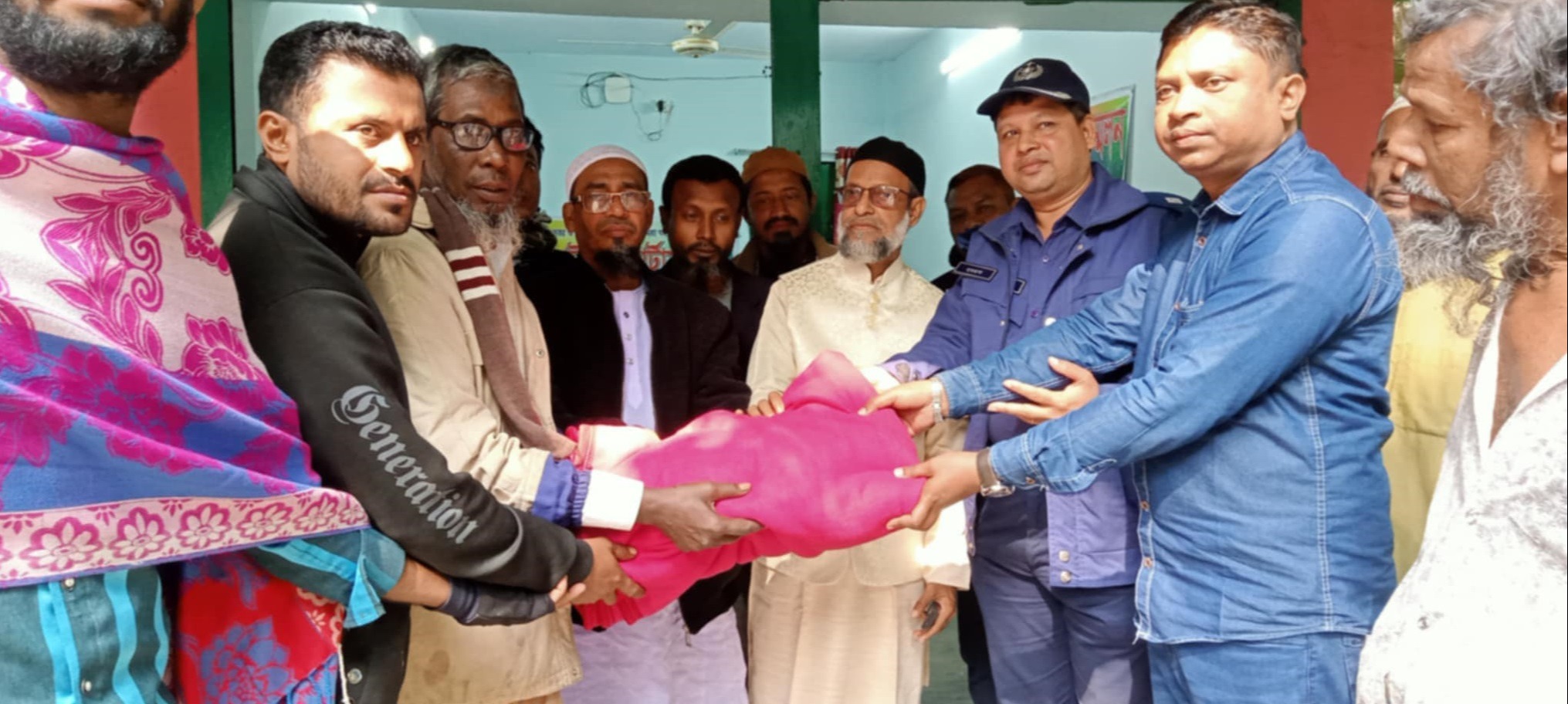 দেবহাটায় শীতার্তদের শীতবস্ত্র বিতরন