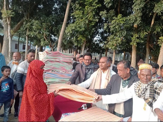 কালীগঞ্জে বিএনপি’র শীত বস্ত্র বিতরন