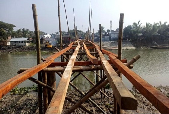 ব্যক্তিগত উদ্যোগে কপোতক্ষ নদের উপর সাঁকো তৈরি