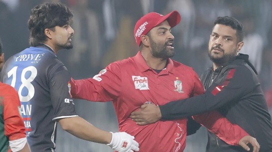 হেলসের সাথে তর্কে শাস্তি পেলেন তামিম ইকবাল