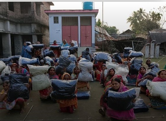 সাতক্ষীরায় বিধবা ও বৃদ্ধা নারীদের কম্বল বিতরণ