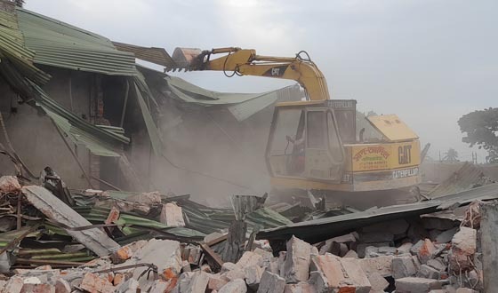 লালমনিরহাটে রেলের জমি থেকে ছাত্রলীগ নেতার কোটি টাকার স্থাপনা উচ্ছেদ