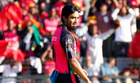 নাওয়াজকে ধাক্কা দিয়ে শাস্তি পেলেন তানজিম সাকিব