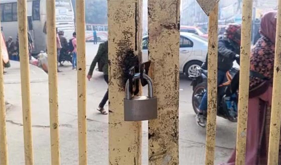 জগন্নাথ বিশ্ববিদ্যালয়ের প্রধান ফটকে তালা