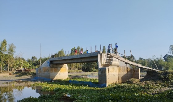 রাজারহাটে ৪ বছরেও শেষ হয়নি ব্রীজ নির্মাণ, এলাকাবাসীর দূর্ভোগ