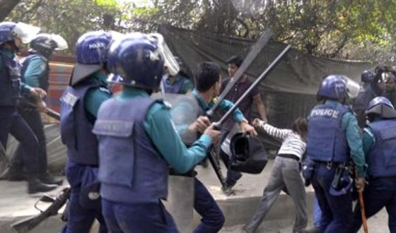 শিক্ষার্থীদের প্রতিবাদ মিছিলে পুলিশের লাঠিচার্জ